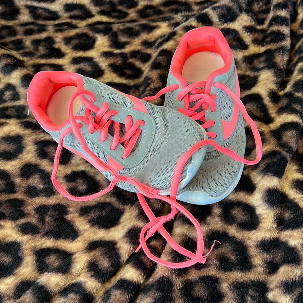 Tennis shoes